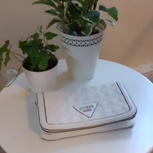 White guess purse. Cross body/Clutch